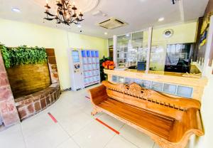 史里肯邦安Sun Inns D2 @ Seri Kembangan的一间商店的房间里木凳