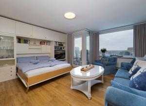 韦斯特兰Appartement Strandnah的一间卧室配有一张床、一张沙发和一张桌子