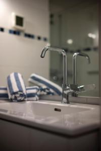 韦斯特兰Appartement Strandnah的浴室水槽设有水龙头和镜子