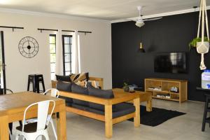 比勒陀利亚Zebra Cottage - House - Backup Power - Fast WIFI的客厅配有沙发和桌子
