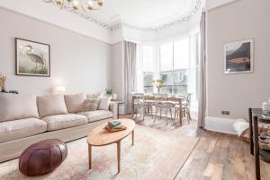 圣安德鲁斯Skye Sands - 11 Alexandra Penthouse - St Andrews的客厅配有沙发和桌子