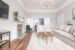 圣安德鲁斯Skye Sands - 11 Alexandra Penthouse - St Andrews的客厅配有白色沙发和壁炉