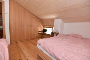 明斯特Fantastic renovated Chalet in the heart of Alps的一间卧室配有一张床和一把椅子