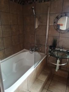 博克斯堡24 Onvrey Guest House的带浴缸和盥洗盆的浴室