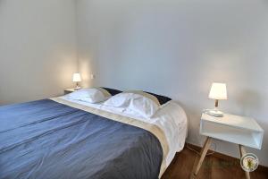 普勒默尔博杜La maison du golf的一间卧室配有一张大床和两盏灯