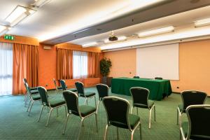 皮耶韦埃马努埃莱米兰里帕蒙蒂住宿酒店的一间会议室,配有绿色的桌子和椅子