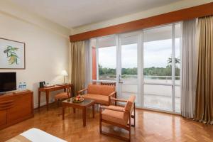 仰光茵雅湖酒店的客房设有带大窗户的客厅。
