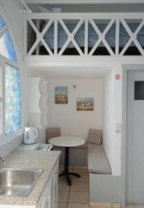 佩里萨最佳酒店的一个带水槽和桌子的厨房