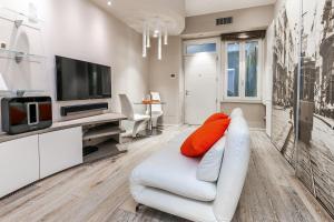 米兰[DUOMO 14 min] Orange Milano M3的客厅配有白色沙发和电视