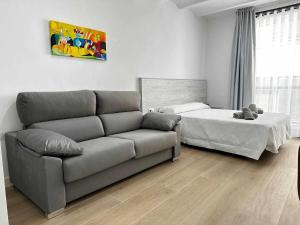 比纳罗斯A H Rentals Picasso apartamento的客厅配有沙发和1张床