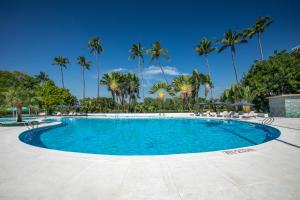 仰光茵雅湖酒店的一座棕榈树环绕的大型游泳池