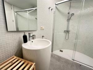 维戈Luxury Downtown C. Del Tratado B的白色的浴室设有水槽和淋浴。