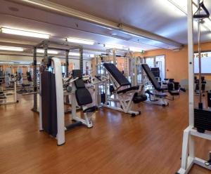 皮耶韦埃马努埃莱米兰里帕蒙蒂住宿酒店的健身房,有几排跑步机和机器