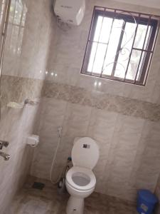 姆托瓦姆布UPENDO MANYARA SAFARI LODGE的一间带白色卫生间的浴室和窗户。