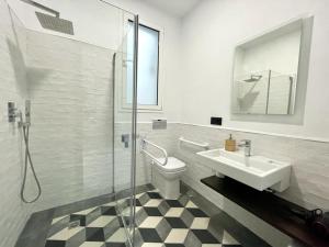 塞维利亚Eva Recommends Triana的一间带水槽、卫生间和淋浴的浴室