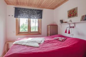 菲奈斯达伦Stuga i Funäsdalen的卧室配有粉红色的床和窗户