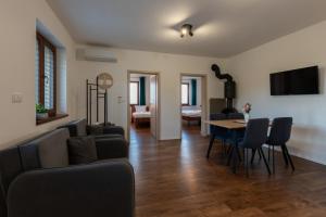 巴甫洛夫PALAVIA Apartments的客厅配有沙发和桌子