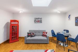 伦敦Iconic London Apartment的客厅配有沙发和桌椅