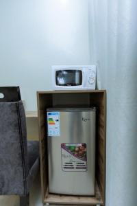 基加利Ibi Villa Retreat的上面有一台微波炉的小冰箱