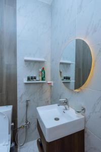 基加利Ibi Villa Retreat的一间带水槽、镜子和卫生间的浴室
