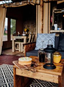 德罗伊特威奇Fibden Farm Glamping - Luxury Safari Lodge的一张木桌,上面有蛋糕