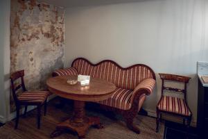 斯塔万格Villa Eckhoff的配有桌子、两把椅子和一张沙发的房间