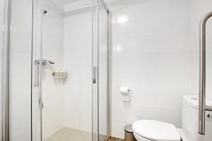 德尼亚Ca L'oliera的带淋浴和卫生间的浴室