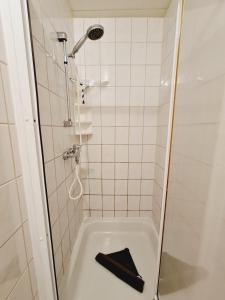巴斯托夫Küstenhaus Fewo klein的带浴缸和黑色钱包的浴室
