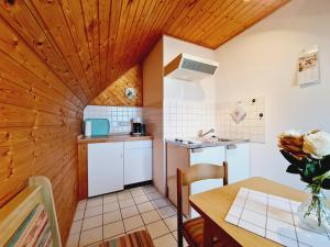 巴斯托夫Küstenhaus Fewo klein的厨房设有木制天花板和桌子。