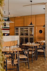 弗罗茨瓦夫普罗弗罗茨瓦夫斯塔勒米亚斯托酒店的餐厅设有木桌、椅子和橱柜