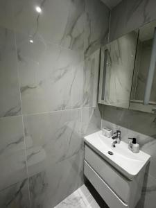 BuckinghamshireDralda House的白色的浴室设有水槽和镜子