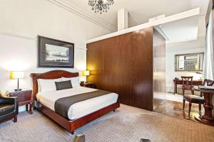 巴拉腊特利迪亚德海瑞特品质酒店的一间卧室配有一张床、一张桌子和一把椅子
