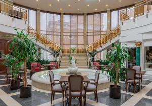 莫斯科雷迪森酒店的大堂设有喷泉和桌椅