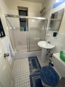 HollisComfy apartment的带淋浴、卫生间和盥洗盆的浴室