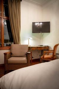 斯塔万格Villa Eckhoff的一间卧室配有书桌、椅子和电视。