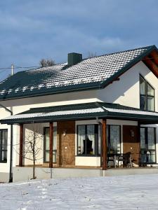 斯拉夫西克Villa Pelahia的屋顶上有一个太阳能屋顶的房子