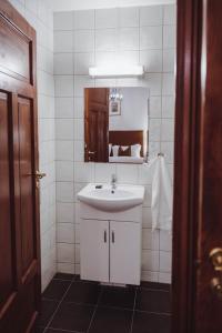 斯塔万格Villa Eckhoff的白色的浴室设有水槽和镜子
