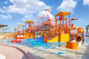 迪拜JA The Resort - JA Beach Hotel的一个带丰富多彩的水滑梯的水上公园