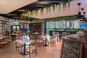 迪拜JA海景酒店 的餐厅设有桌椅和窗户。