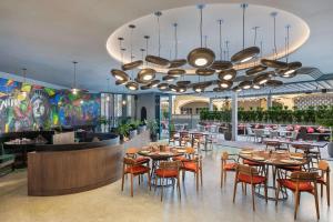 迪拜JA海景酒店 的一间带桌椅和大吊灯的餐厅