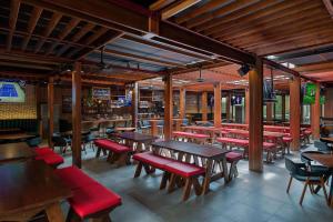 迪拜JA海景酒店 的配有木桌和红色长椅的餐厅