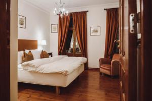 斯塔万格Villa Eckhoff的配有一张床和一把椅子的酒店客房