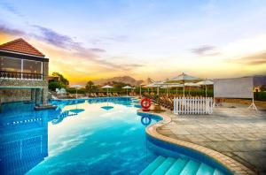 八田JA哈塔城堡度假村的一座享有日落美景的大型游泳池