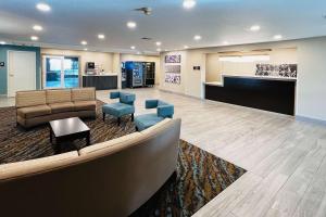威斯康星戴尔Sleep Inn & Suites Lake Delton-Wisconsin Dells Newly Renovated 2024的医院的大厅,里面配有沙发和椅子