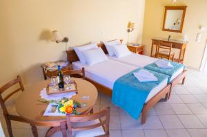 里科索翁Olive Τrees Garden的酒店客房设有一张床和一张桌子