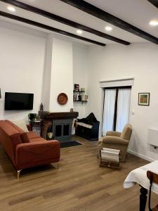 布拉干萨Ninho do Melro II - Turismo Rural Bragança的客厅配有沙发、椅子和电视