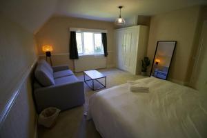 利物浦Eastfield的一间卧室配有一张床、一把椅子和镜子
