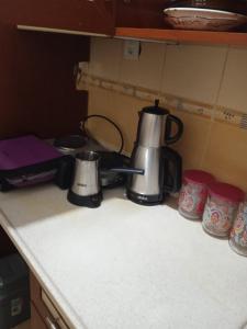 伊斯坦布尔Hisar Apartments的一个带两个咖啡壶的厨房台面