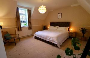 利物浦Eastfield的一间卧室配有一张大床和一个吊灯。