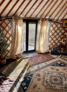 拉努西亚Yurt in La Nucia met zwembad的一间拥有马赛克地板和窗户的客房